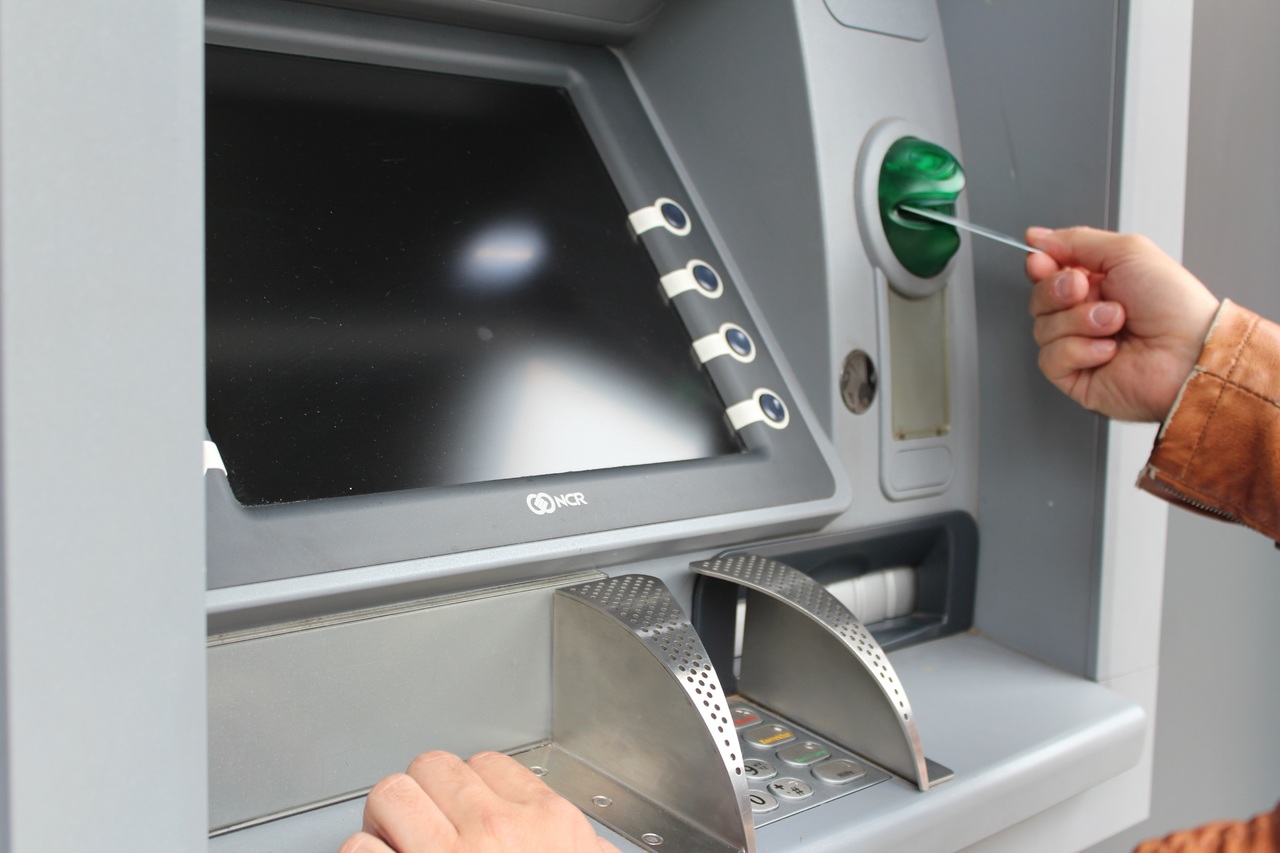 Что делать, если банкомат забрал и не вернул пластиковую карту?